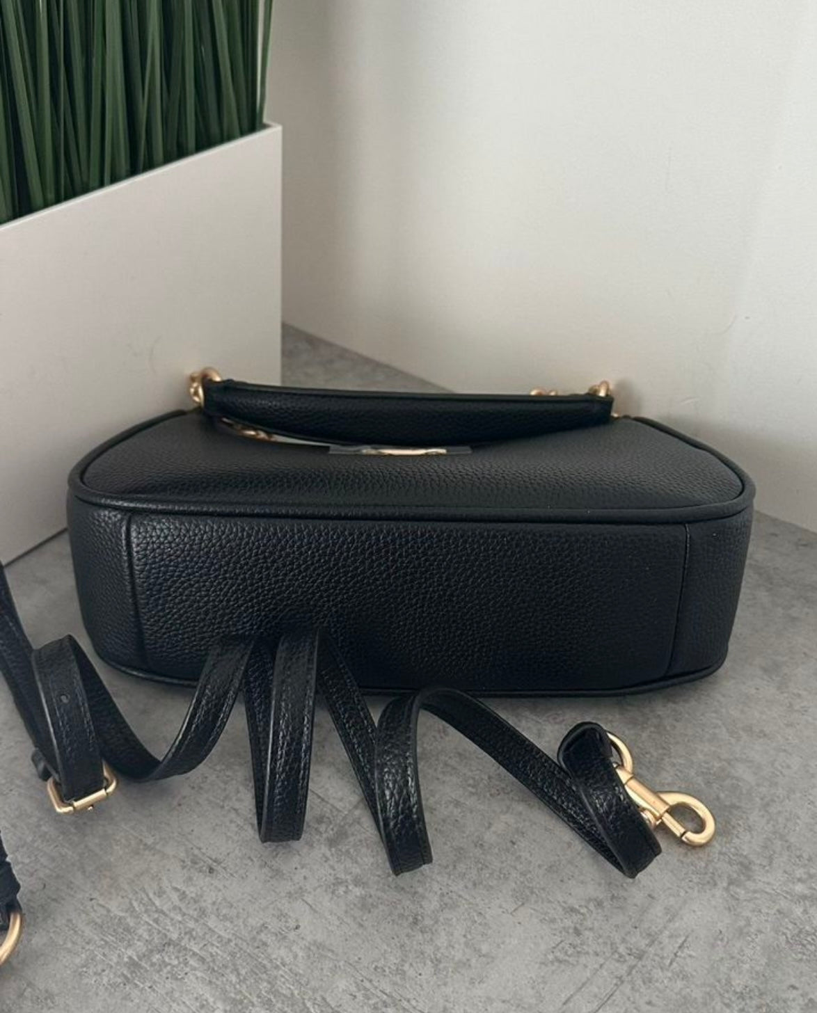 Teri – Classic Black Shoulder Bag with Refined Gold Details