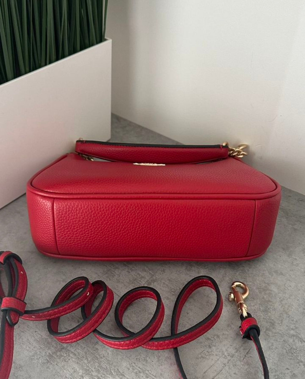 Teri – Classic Red Shoulder Bag with Gold Chain Accents