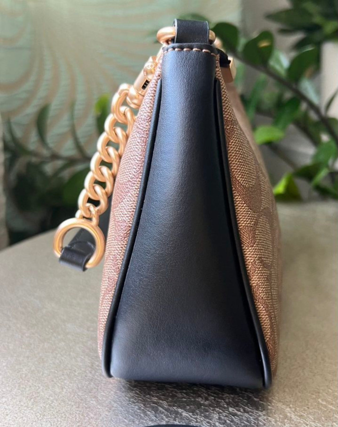 Teri — Elegant Signature Shoulder Bag with Gold Chain Accents