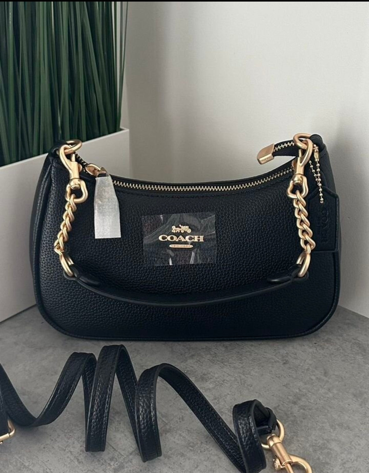 Teri – Classic Black Shoulder Bag with Refined Gold Details