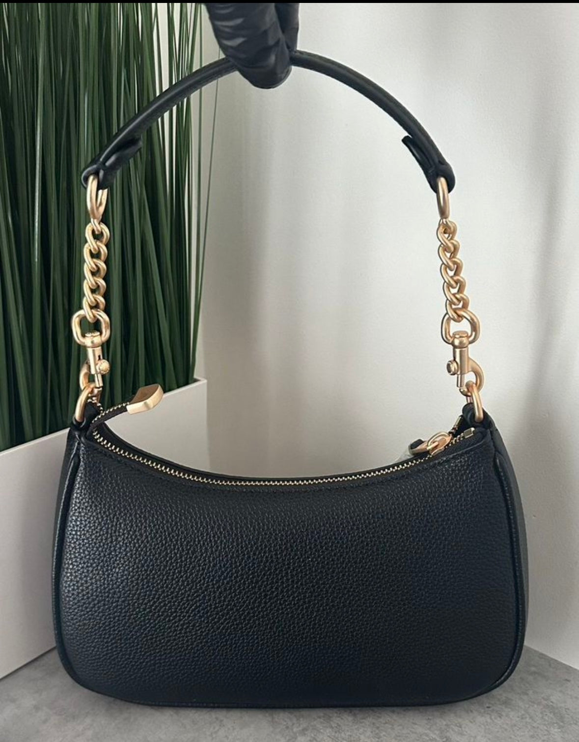 Teri – Classic Black Shoulder Bag with Refined Gold Details